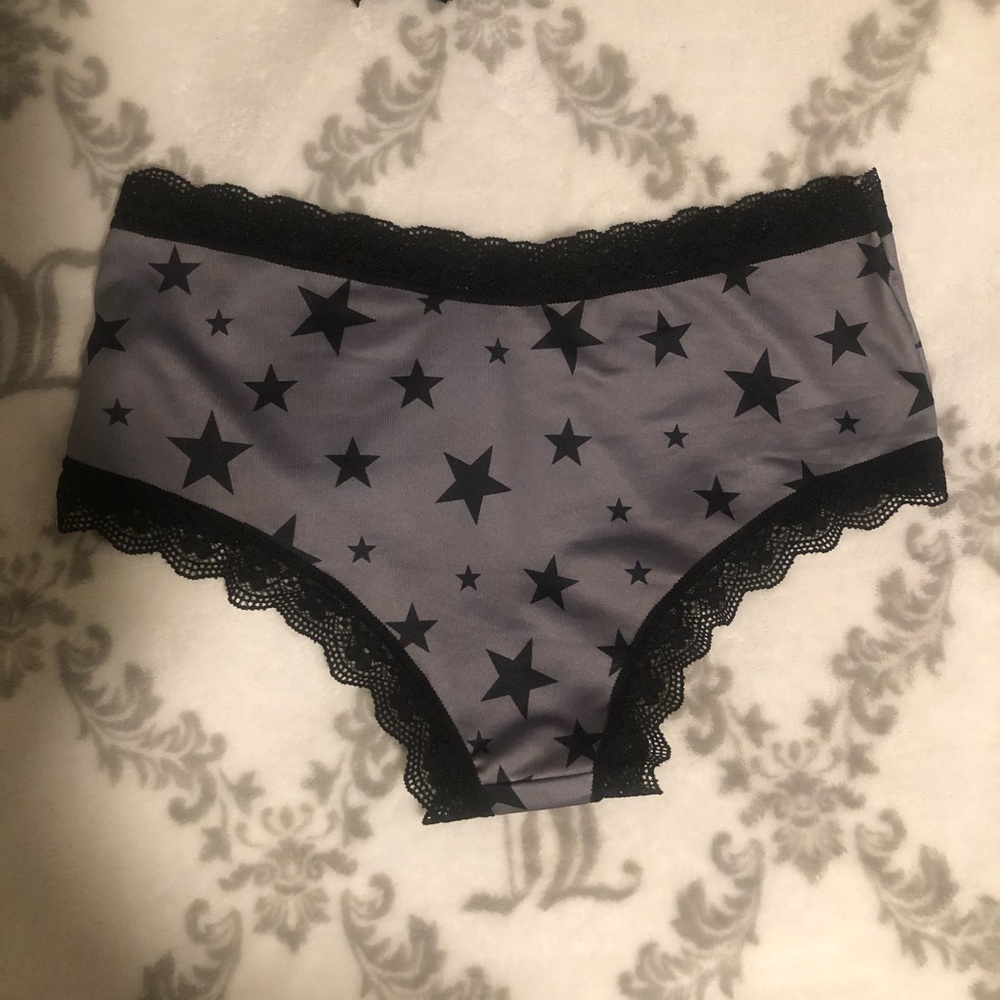 ROMWE Skull, Rose, & Star Underwear, Pack of 3 - Picture 6 of 10
